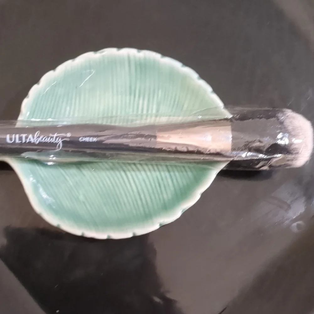 Cheek brush